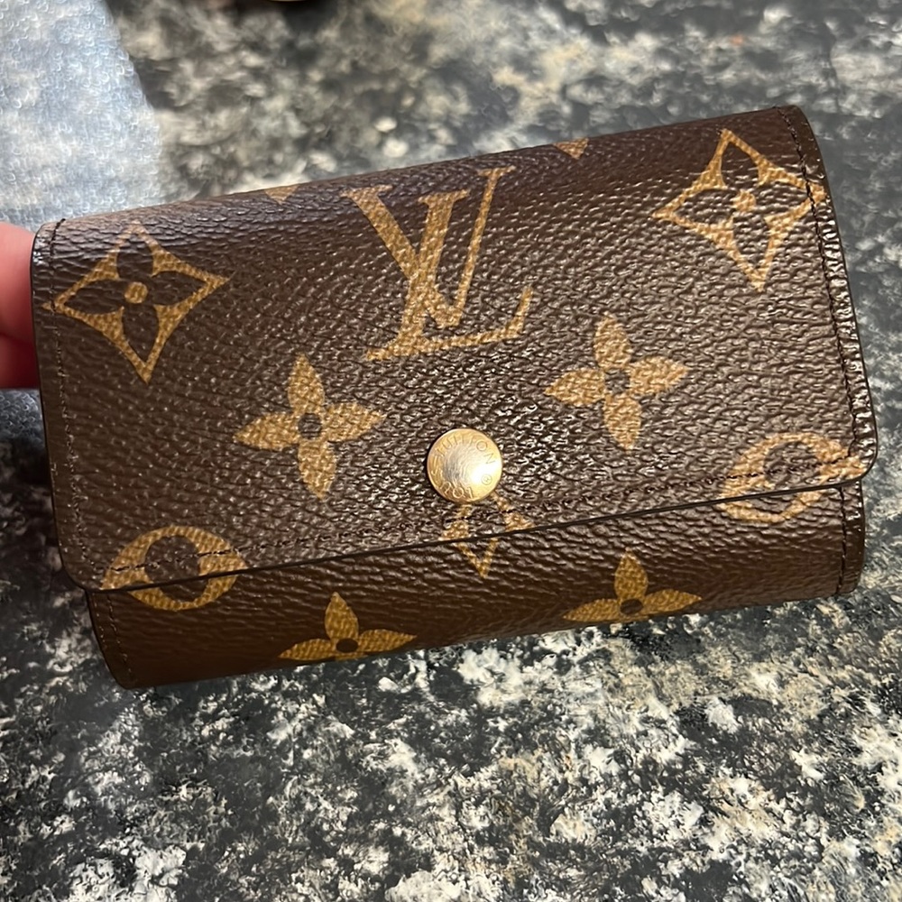 SOLD 💔 Louis Vuitton Six Ring Key Holder